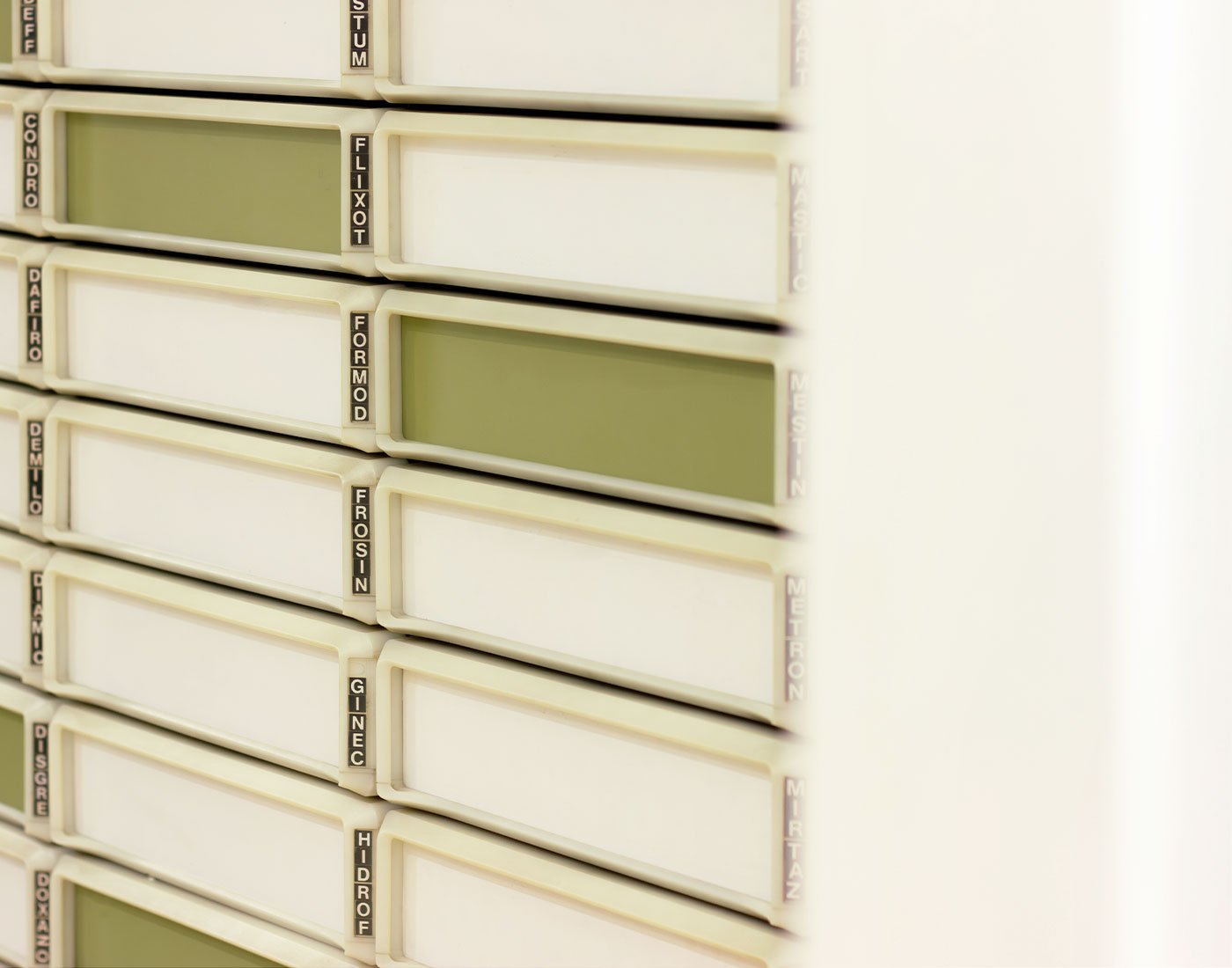 Detalle de cajones de boticario en Farmacia Benalúa Alicante