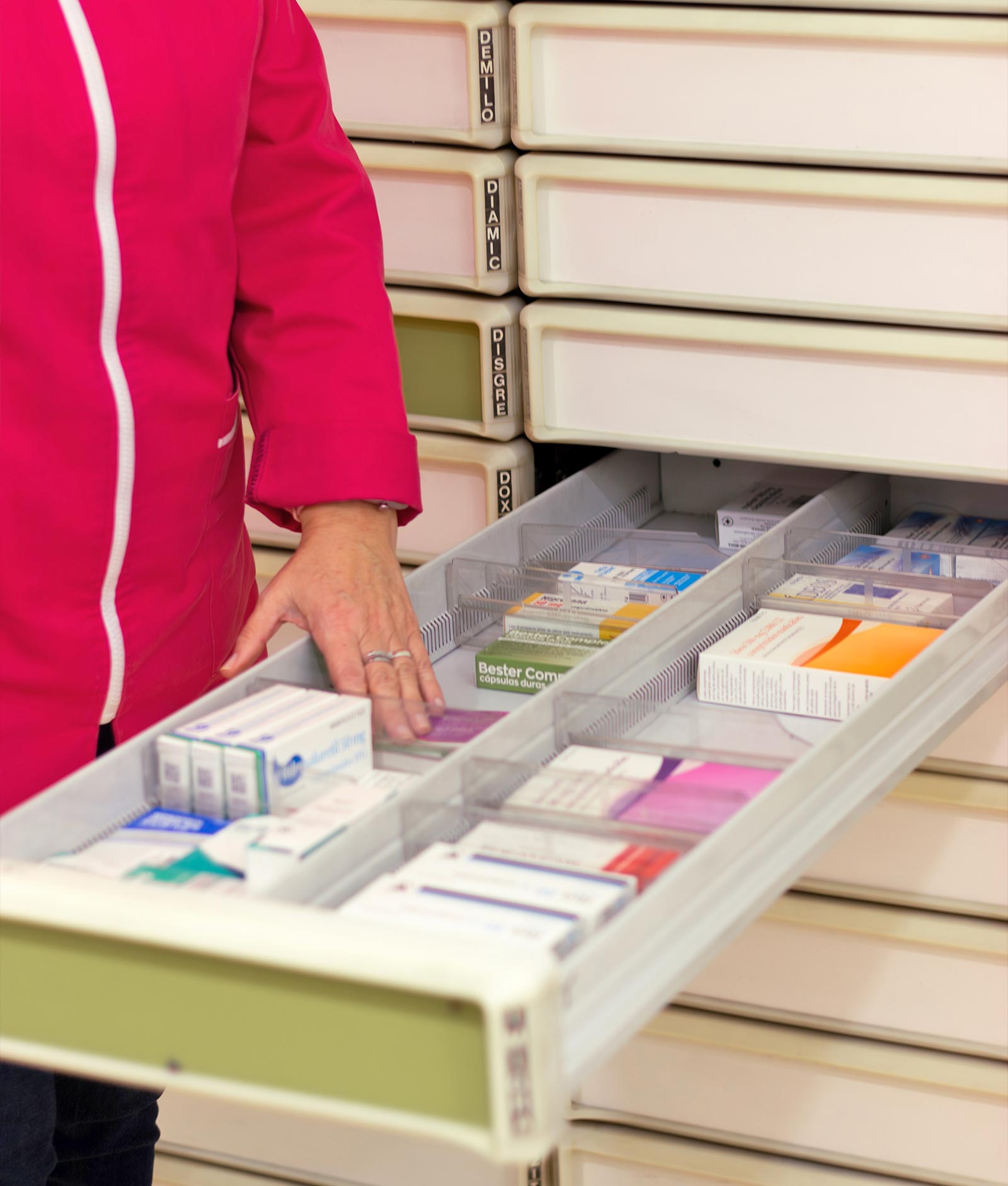 Cajón de boticario abierto en Farmacia Benalúa Alicante